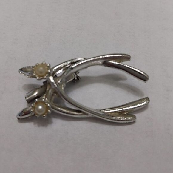 Unbranded Jewelry - Vintage double wishbone faux pearl brooch